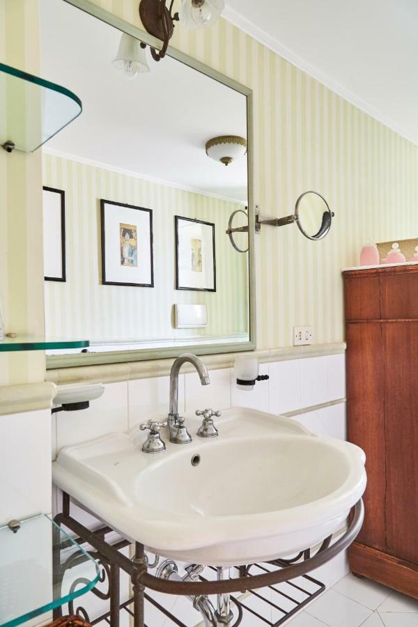 Suite Klimt P.zza Amedeo Neapel Exterior foto